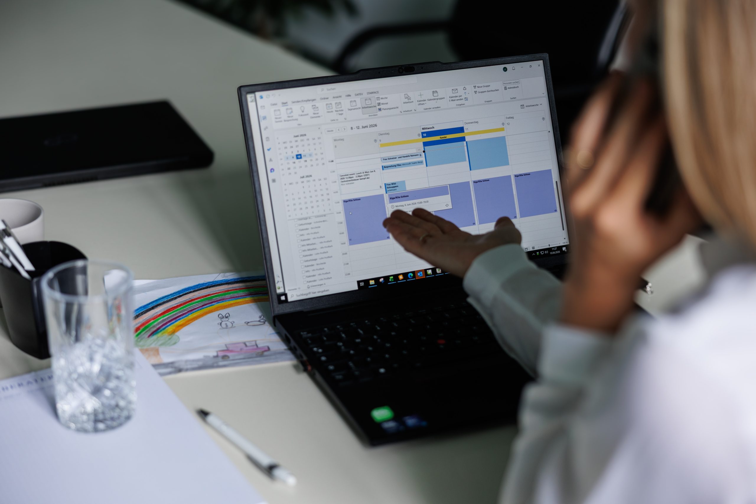 Mitarbeiterin bei der digitalen Arbeit in der Kanzlei
